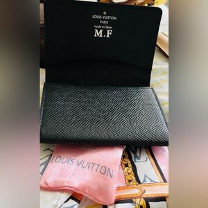 LV  wallet in pristine condition . Date code and authenticity
